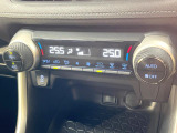 【オートエアコン】一度お好みの温度に設定すれば、車内の温度を検知し風量や温度を自動で調整。暑い&hellip;寒い&hellip;と何度もスイッチ操作をする必要はありません。快適な車内空間には必須の機能ですね♪