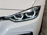 【LEDヘッドライト】先進のLEDテクノロジーを採用。放射される白色光の周波特性は太陽光に近く、バイキセノン・ヘッドライトを上回るコントラストで更に明るく輝きます!