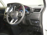 見通しのよいすっきりとした視界で、誰でも運転しやすいです。運転のしやすさは疲れにくさにも繋がります高いホールド性で運転姿勢が安定します。長距離ドライブでも疲れにくいのが魅力です