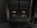運転席と助手席にはシートヒーターが付いています☆寒い時期に腰周りを温めてくれるので体全体が温まりやすいのは勿論、暖房と違い顔に風が当たらないので、乾燥肌やドライアイの方でも大丈夫☆