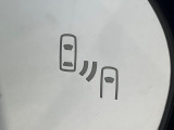 【ブラインドスポットモニター】走行中、ドアミラーの死角になりやすい箇所に後続車が接近するとサイドミラーのレンズに警告を表示!ドライバーに注意喚起をしてくれます。