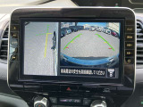 アラウンドビューモニターは4方のカメラで真上から車を見たようにモニターで確認ができます。周辺の安全確認、小さなお子様や障害物も目視で確認できるので駐車のしやすさだけでなく、事故防止にも役立ちます。