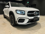 メルセデスのシートは少し硬めになっております。長時間の運転の際、適度な反発があることでお尻や腰の負担を減らす効果が御座います。