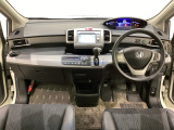 車内は光触媒抗菌消臭施工済です。インパネ周りはスタイリッシュなデザインで機能や装備も充実しています。グローブボックスやカップホルダーのほかにトレーなどたくさんの収納スペースが付いています。