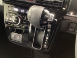 インパネシフトを採用しているので、前席の足元も広々としています。運転席と助手席の行き来もスムーズです!