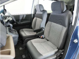運転席と助手席は足元が繋がっているので自由に行き来しやすいので駐車場が狭いときでも助手席側からスムーズに乗り降りできて便利!