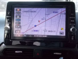 【ナビ】メモリーナビ(MM3200D-L)付きです。目的地を設定すれば初めての場所でも簡単に行くことができます。もちろん音楽だって聴けちゃいます♪