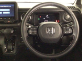 【ハンドル】運転にかかわる様々な操作を安全に行えるように視点移動が少なく操作性に配慮されたスイッチ類が凝縮されたコックピットです。