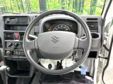 インテリアに合わせたデザインのステアリングは、運転される方のことも考え、運転しやすい形状、大きさです。是非一度、実際に触ってお確かめください。