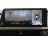 パノラミックビューモニター付きです。車両を上から見たような映像をディスプレイオーディオ画面に表示。運転席からの目視だけでは見にくい、車両周辺の状況をリアルタイムでしっかり確認できます。