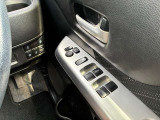 運転席側のドア部。こちらのスイッチでドアミラーの角度調整やパワーウィンドーの操作が可能になります。
