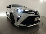 【LEDヘッドランプ】・・・消費電力の少ないLEDヘッドランプ。点灯してすぐに最大光量を発揮するのでトンネルなど周囲が急に暗くなった場合でも安心。