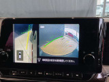 画像の左側は運転席から見ることのできないフロント左側を映している画像です、狭い道や幅寄せ時に便利です。