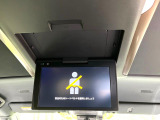 【フリップダウンモニター】大画面モニターで後席でもエンタメをお楽しみいただけます。小さなお子様にも大人気の装備です♪
