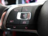 ◆クルーズコントロールにレーダーセンサーを組み合わせ、先行車を測定し設定されたスピードを上限に自動で加減速を行います。一定の車間距離を維持することで、長距離走行でのドライバーの疲労を低減させます。