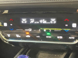 【オートエアコン】一度お好みの温度に設定すれば、車内の温度を検知し風量や温度を自動で調整。暑い&hellip;寒い&hellip;と何度もスイッチ操作をする必要はありません。快適な車内空間には必須の機能ですね♪