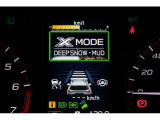 X-MODEは路面に応じてモードを選択するだけで4輪の駆動力やブレーキなどを最適にコントロール。悪路からのスムーズな脱出をサポートします。