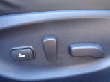 スライド、リクライニング、リフタ-、ランバ-サポ-トをすべて電動で調整可能。お好みのポジションが見つかる運転席パワ-シ-ト。お問い合わせは03-5672-1023へ