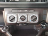 運転席・助手席のどちらからも操作しやすい、マニュアルエアコンです。