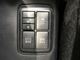 EVドライブモードで、エンジン音や排気ガスを気にすることなく走れます。早朝・深夜や屋内の駐車場などで重宝しますよ♪