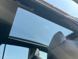 【パノラマルーフ】大型のガラスルーフ搭載で車内の解放感が一気にアップ!開放的なドライブをお楽しみいただけます。