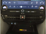 夜間走行でも安心のLEDへッッドライト搭載車です。とても明るく白い光で照らします。この装備も人気のアイテムですね