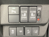 両側電動スライドドアは運転席から操作ができるよう、操作スイッチが付いています。Hondaセンシング用のVSA(ABS+TCS+横滑り抑制)解除と路外逸脱抑制機能などのスイッチがあります。