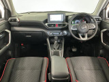 【インパネ】運転のしやすさを最優先に設計された見晴らしの良いフロントビュー。車両間隔が掴みやすく狭い道でも安心♪「安全」と「品質」を最優先に、安心してお乗りいただけるクルマを提供いたします。