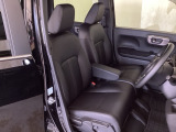 女性でも運転がしやすいように、シートの高さ調整機能(シートリフター)がついています。運転席と助手席の間が空いている為、助手席側への移動がスムーズです。交通量の多い道でも助手席側から乗り降りができます。