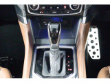 ミッションはストレート型CVTマニュアルモード付になります!CVT車ですがマニュアル感覚で運転操作ができます!シフトレバーの周りにはX-MODE操作パネルやビューモニター操作スイッチがあります!