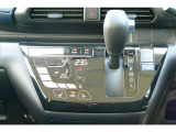 タッチパネル式のオートエアコンです。平面なのでお手入れも楽に行えます。運転席・助手席にシートヒーターが付いています。