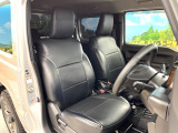 運転席まわりには十分なスペースがあり、大柄な方でもゆったり運転していただける環境です。