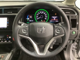 ハンドルにHondaセンシング系のクルーズコントロールやレーンキープアシストなどのスイッチと、オーディオの操作スイッチが装備されています。ハンドルから手を離さず安全に操作できます。