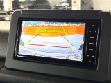 【バックカメラ】駐車時に後方がリアルタイム映像で確認できます。大型商業施設や立体駐車場での駐車時や、夜間のバック時に大活躍!運転スキルに関わらず、今や必須となった装備のひとつです!