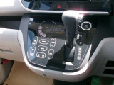 操作しやすいシフトレバーとタッチ式エアコンパネルで運転も楽々です。