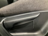 運転席にはドライバーの体型や好みに応じて前後方向だけでなく、高さの調整ができるシートリフターを装備!