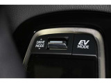 3つの走行モードがあります。『EVモード』はモーターのみで走行しガソリンを消費しないハイブリッド車ならではの環境にも優しい走行です。