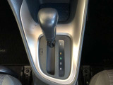 操作しやすいATシフトです。シフトチェンジを気にしなくてよいので運転だけに集中できますね。自然と手に届くところにある、手になじむ形状のシフトノブがいいですね。