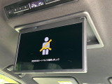 【14型有機ELフリップダウン】三列目からでも迫力のエンタメが観れる大画面フリップダウン。有機ELのモニターでは、一般的なフリップダウンよりも高コントラストでキレイな映像を楽しめます。