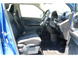 運転席ビュー。厚みのあるシートで快適です。