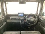 【前方視界】開放的な前方視界!運転がしやすく疲れにくいです♪窓が大きく、見通しがとっても良いおクルマですよ♪