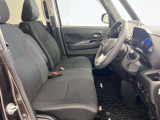 運転席も広くゆとりのある室内です