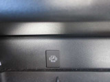 【置くだけ充電】ケーブルを差し込むこと無く、トレイに置くだけで充電できるワイヤレス充電