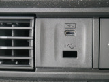 【コネクタ】USB充電用端子が備わっています。