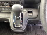 【eコンスイッチ】低燃費運転をサポートするECONモード。スイッチをONすると、エンジンやトランスミッション、A/Cなどを協調制御し、燃費の向上に貢献。エコドライブの効果を高めます。