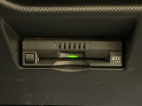 【純正ビルトインETC】有料道路を利用する際に料金所で停止することなく通過できる、ETC車載器が装備されています。セットアップを行うことで利用可能になります。