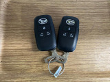 【スマートキー】 スマートキーを携帯していれば、ドアハンドルのボタンを押してロックの解除ができ、パワースライドドアもワンタッチで開閉できます。