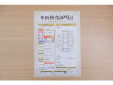 【車両検査証明書】店頭にて、クルマの状態が一目で分かる査証明書を公開中。トヨタ認定検査員が厳しく検査し、状態を点数と図解で表示しています。修復歴はもちろん、傷やヘコミの箇所や程度がご確認いただけます。
