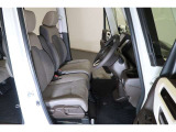 すわり心地の良い運転席・助手席です。長時間のドライブの疲れ軽減に貢献します。どうぞ快適なドライブを♪