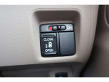 運転席に居ながら片側パワースライドドアの開閉ができます!